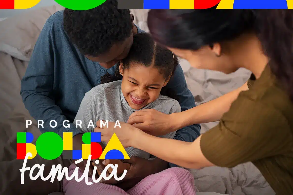 Pais abraçam filha sorridente sentada na cama em clima alegre