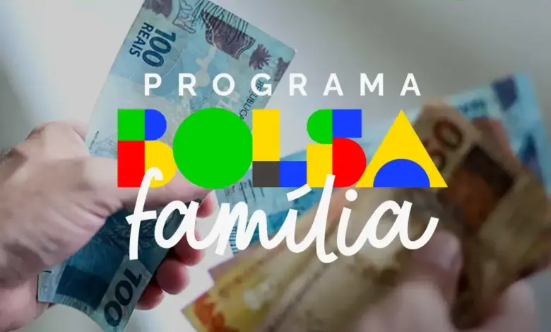 Mãos entregam notas de R$ 100 e R$ 50 com logo do Bolsa Família sobreposto