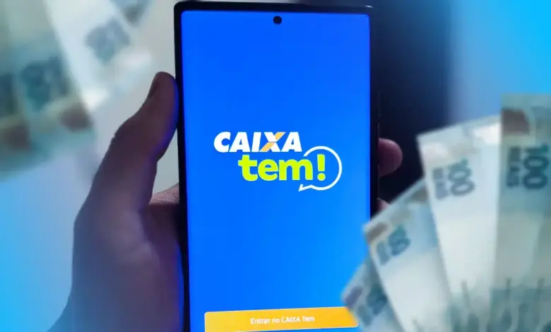 Aplicativo Caixa Tem exibido no celular com cédulas de real ao fundo, ilustrando pagamento do Pé-de-Meia de até R$ 1.200.
