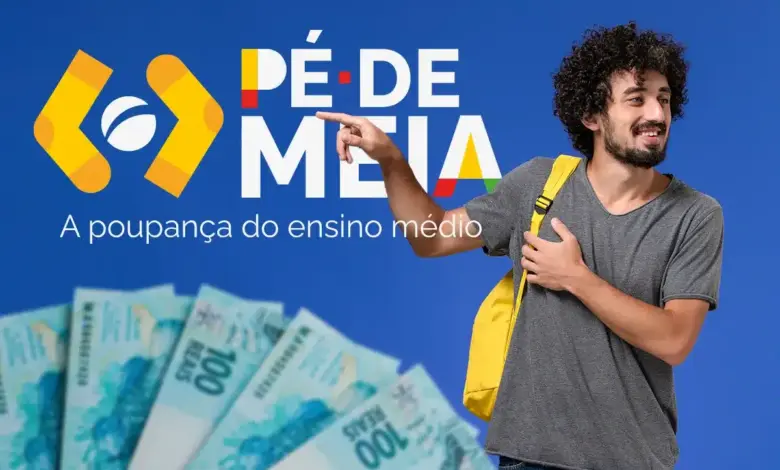 Estudante com mochila amarela sorri e aponta para logo do Pé-de-Meia ao lado de notas de cem reais
