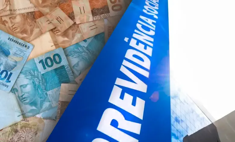 Placa da Previdência Social vista de baixo ao lado de cédulas de reais espalhadas