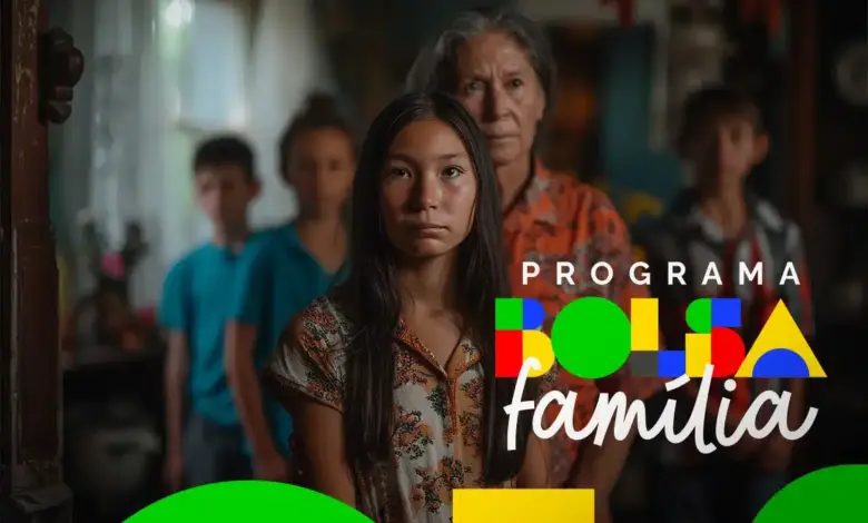 Jovem à frente de familiares em casa, olhando séria em ambiente simples com logo do Bolsa Família