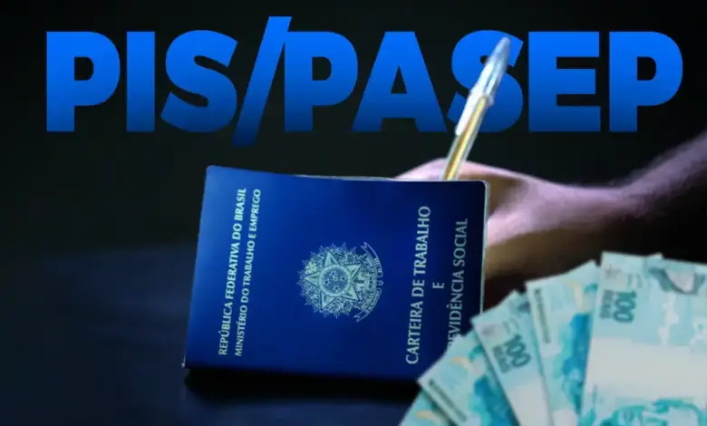 Carteira de trabalho com dinheiro em reais