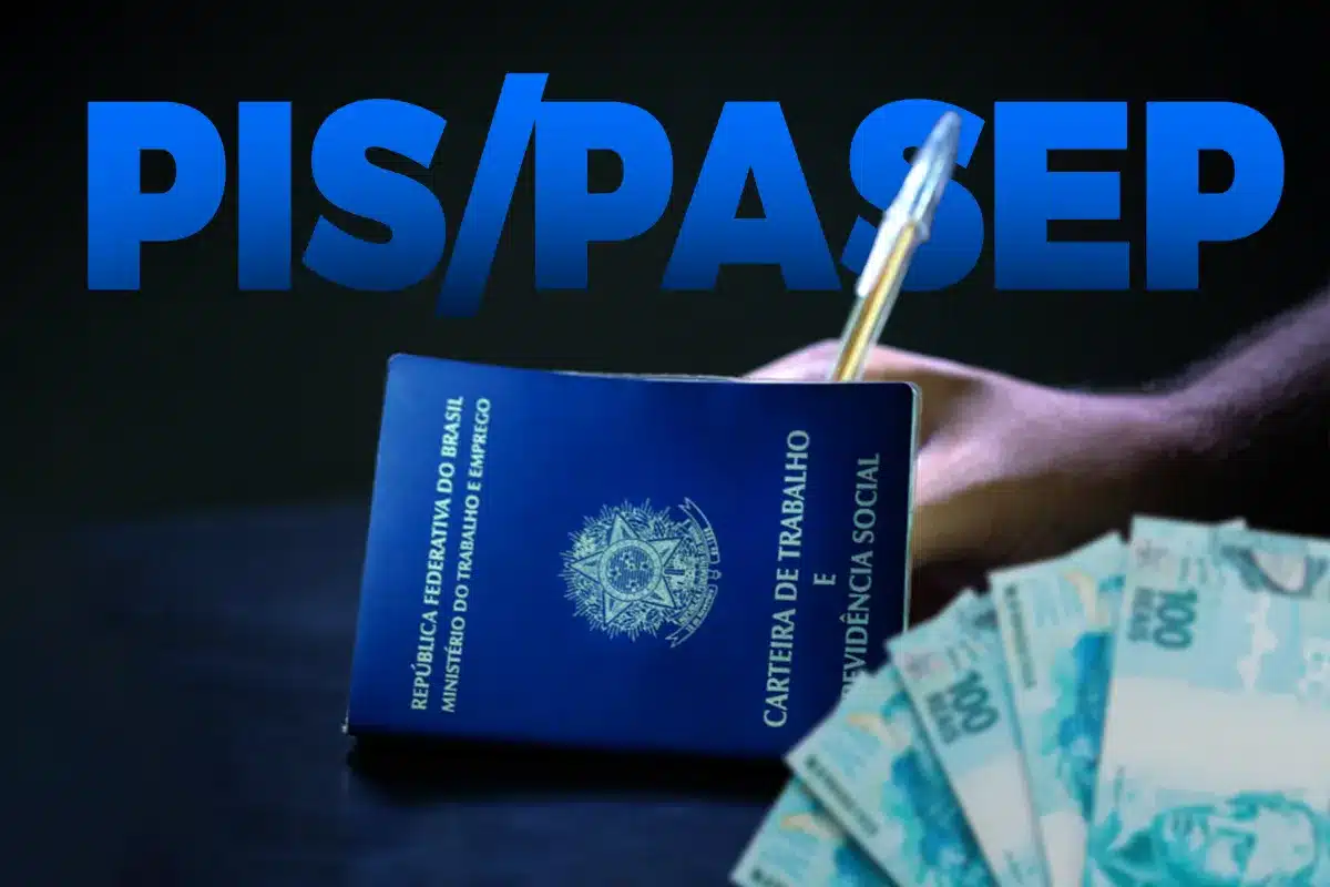 Carteira de trabalho com dinheiro em reais