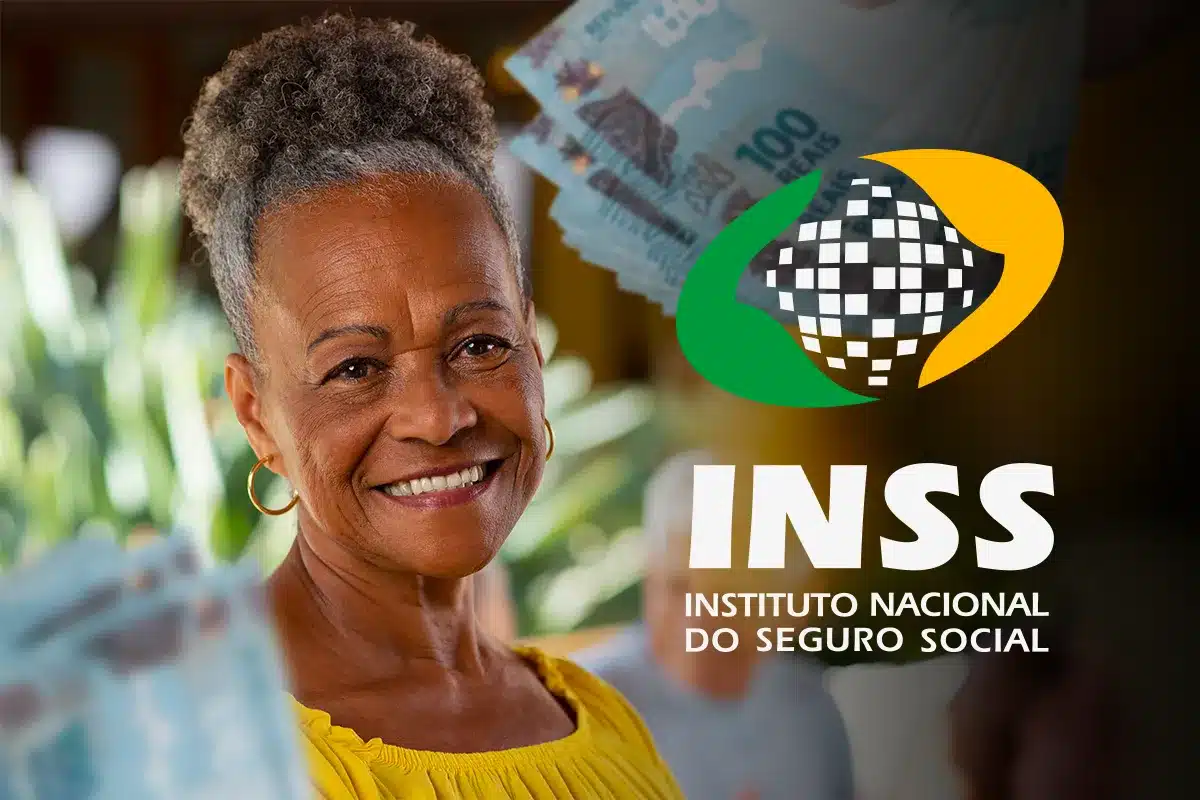 Mulher idosa negra sorrindo, cabelo grisalho curto, blusa amarela, com logomarca do INSS e cédulas de R$ 100.