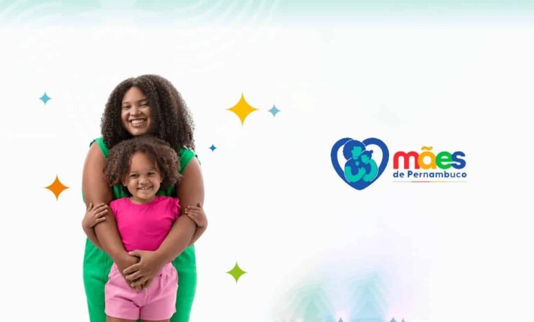 Mulher e menina sorrindo de mãos dadas ao lado do logo Mães de Pernambuco sobre fundo colorido