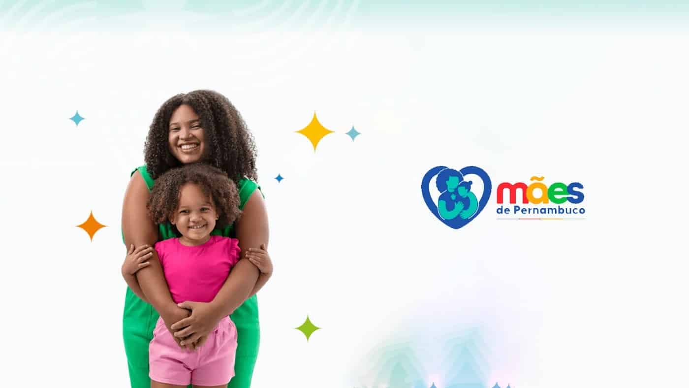 Mulher e menina sorrindo de mãos dadas ao lado do logo Mães de Pernambuco sobre fundo colorido