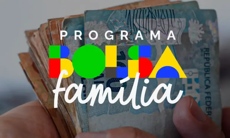 Mão segurando várias cédulas de real com o logo colorido do Programa Bolsa Família sobreposto.