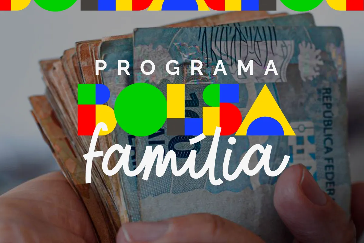 Mão segurando dinheiro em reais com logo do Programa Bolsa Família ao fundo representando pagamento médio do benefício