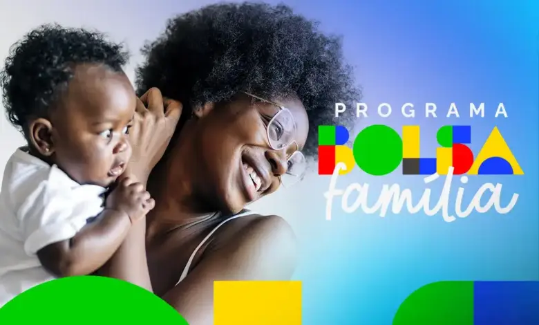 Mulher negra de cabelo afro e óculos segura bebê; logo do Programa Bolsa Família com cores verde, amarelo, vermelho e azul.