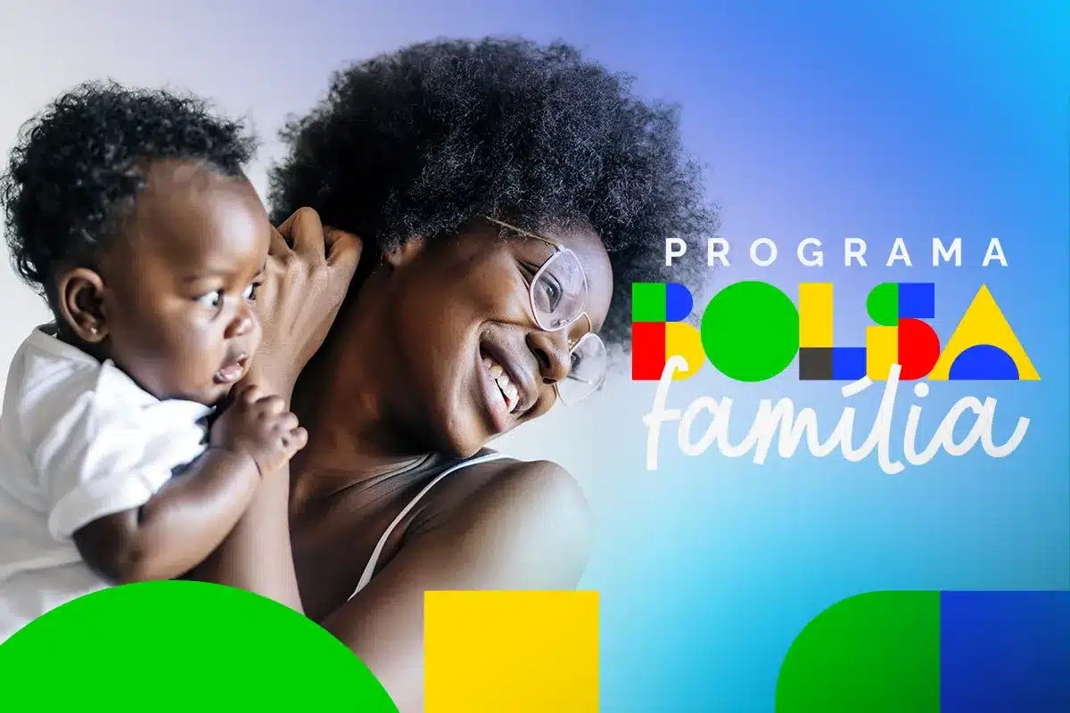 Mulher negra de cabelo afro e óculos segura bebê; logo do Programa Bolsa Família com cores verde, amarelo, vermelho e azul.