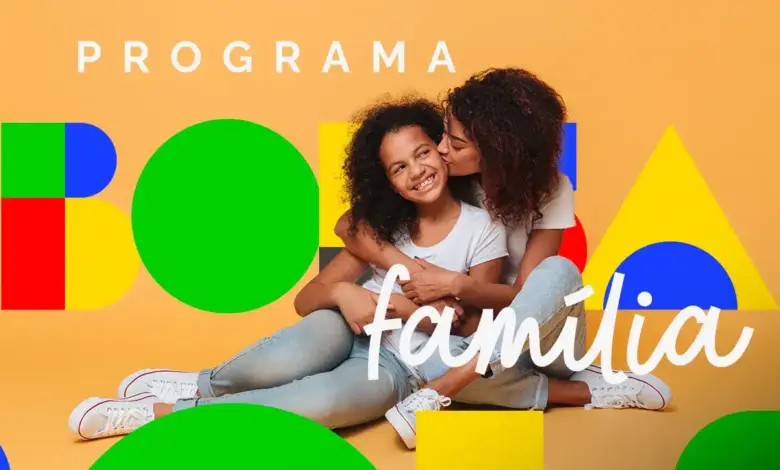 Mulher beijando filha sorridente, ambas de cabelos cacheados e camisetas brancas, com formas coloridas ao fundo.