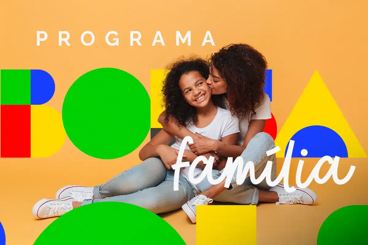Mulher beijando filha sorridente, ambas de cabelos cacheados e camisetas brancas, com formas coloridas ao fundo.
