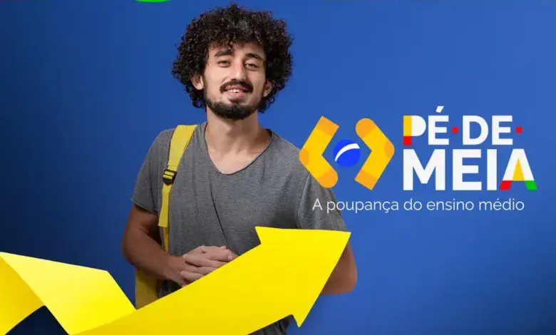 Jovem estudante ao lado do logotipo do Pé-de-Meia, programa que realiza a inscrição de forma automática para quem está matriculado na rede pública e atende aos critérios estabelecidos pelo MEC