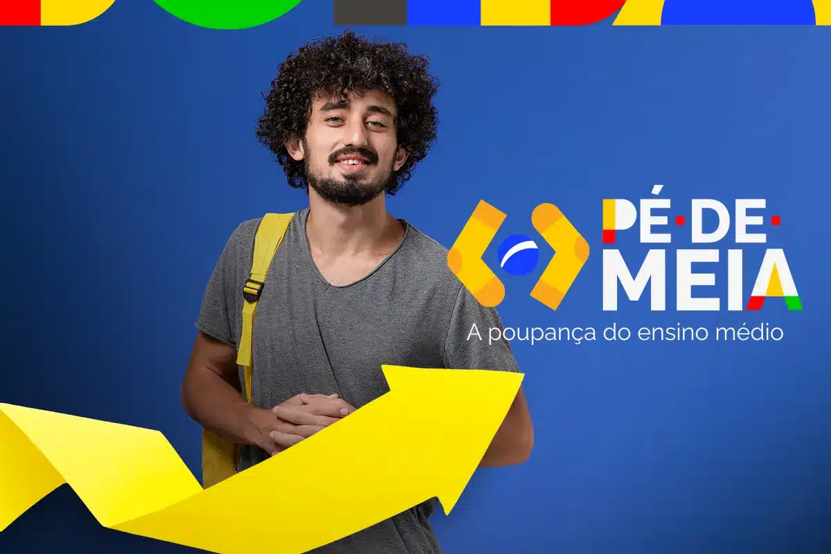 Jovem estudante ao lado do logotipo do Pé-de-Meia, programa que realiza a inscrição de forma automática para quem está matriculado na rede pública e atende aos critérios estabelecidos pelo MEC