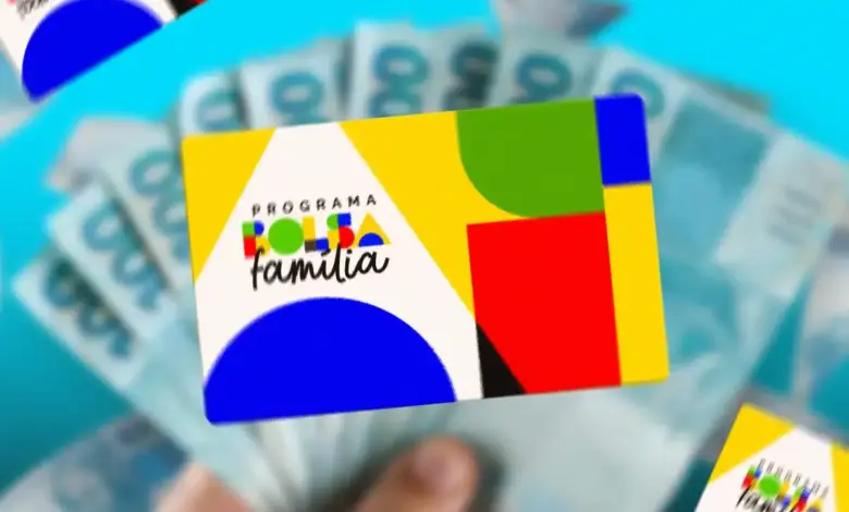Cartão do Programa Bolsa Família sobre notas de dinheiro, representando a variação dos valores pagos pelo benefício em 2026.