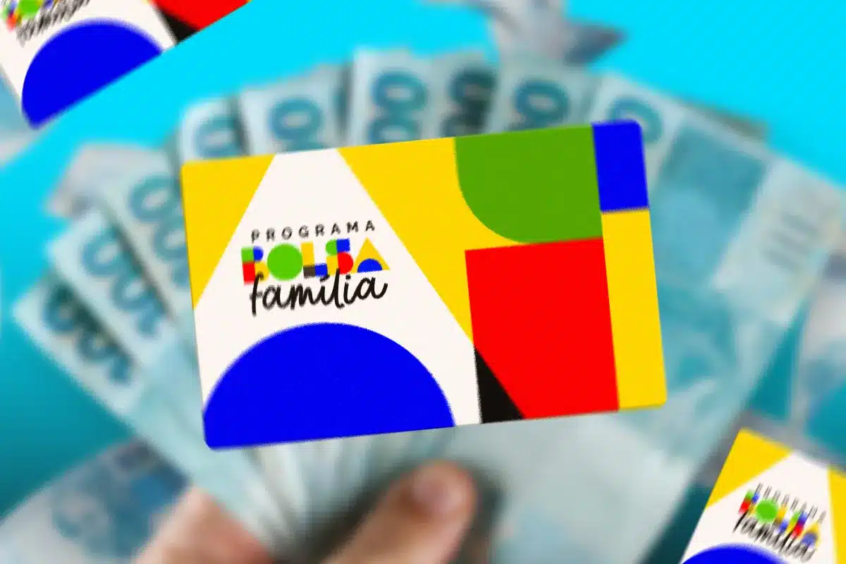 Cartão do Programa Bolsa Família sobre notas de dinheiro, representando a variação dos valores pagos pelo benefício em 2026.