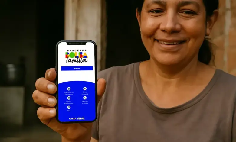 Mulher sorridente exibe celular com tela do app Bolsa Família, mostrando opções de consulta e calendário