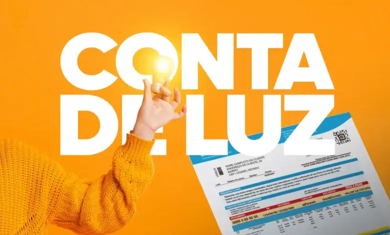 Mão com blusa laranja segura lâmpada acesa ao lado de fatura de energia sobre fundo amarelo.