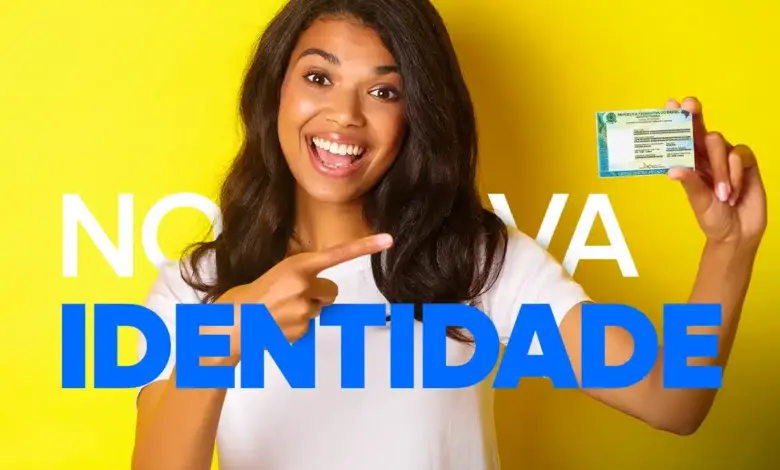 Mulher jovem de cabelos longos e escuros sorri e aponta para a nova CIN que segura com a mão esquerda, sobre fundo amarelo.