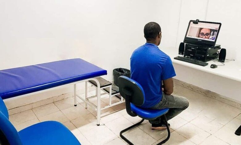 Homem realiza perícia médica remota do INSS por videochamada em consultório