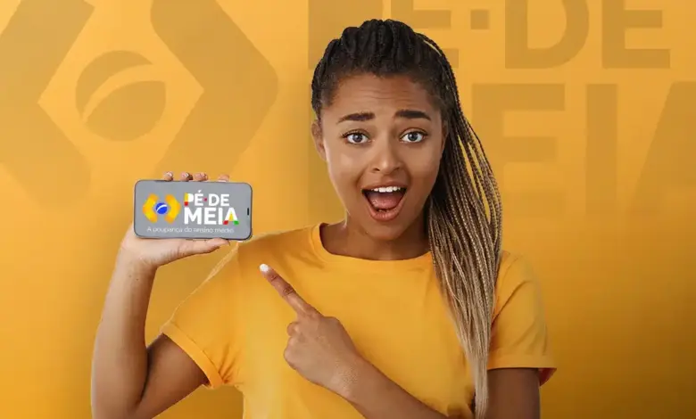 Jovem segurando celular com aplicativo Pé de Meia