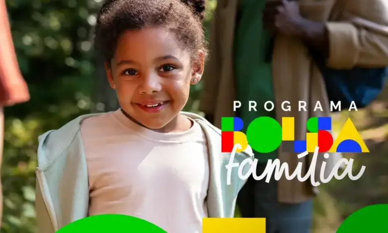 Criança negra sorridente com cabelo crespo e casaco bege ao lado do logotipo colorido do Programa Bolsa Família.