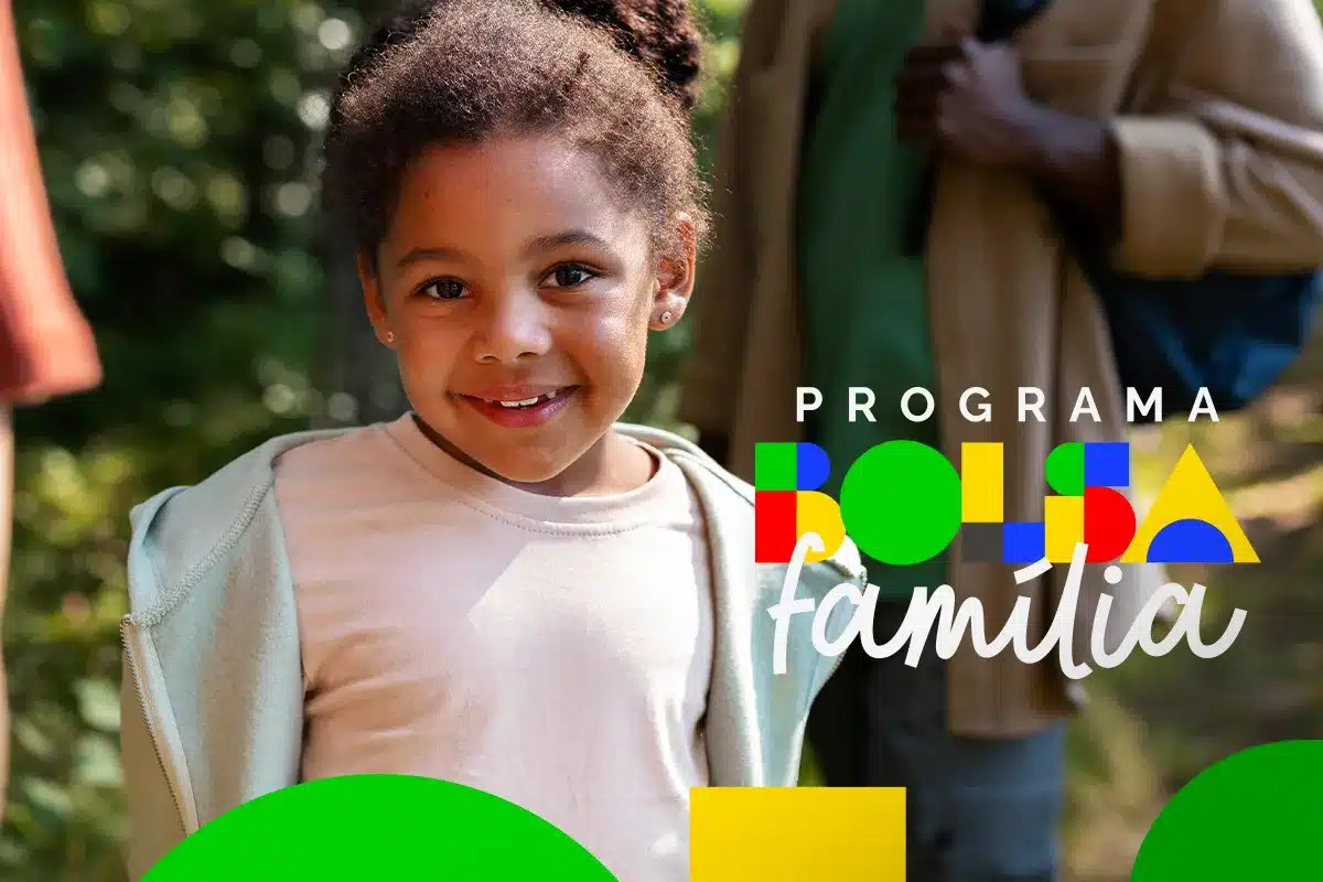 Criança negra sorridente com cabelo crespo e casaco bege ao lado do logotipo colorido do Programa Bolsa Família.
