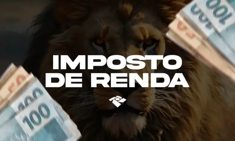 Leão com juba dourada entre maços de notas de R$ 100 , texto "Imposto de Renda" e logo da Receita Federal.