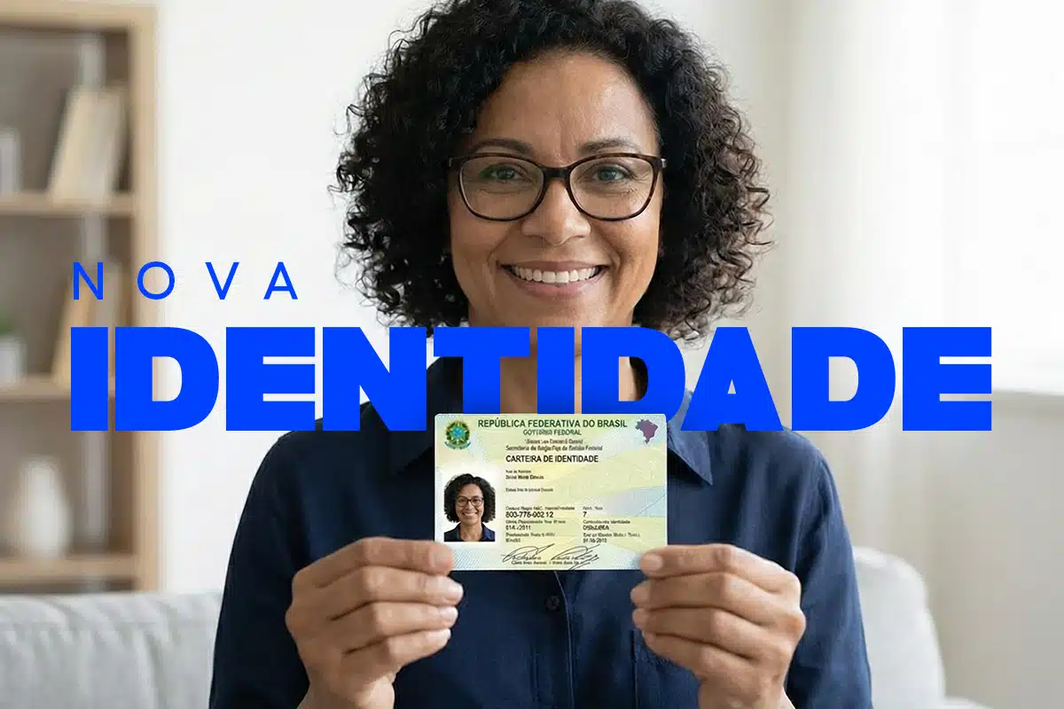 Mulher sorridente de cabelos cacheados e óculos mostra a nova CIN com CPF como identificador único.