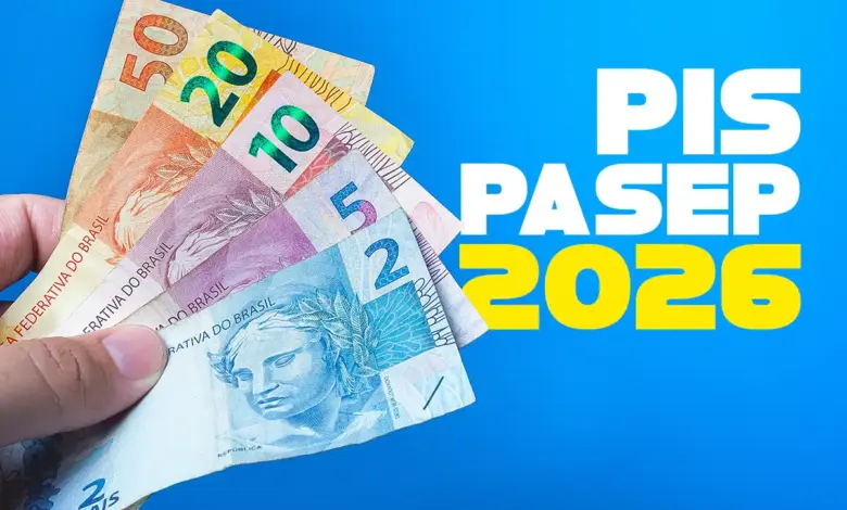 Mão segurando notas de R$ 2, R$ 5, R$ 10, R$ 20 e R$ 50 com texto PIS PASEP 2026