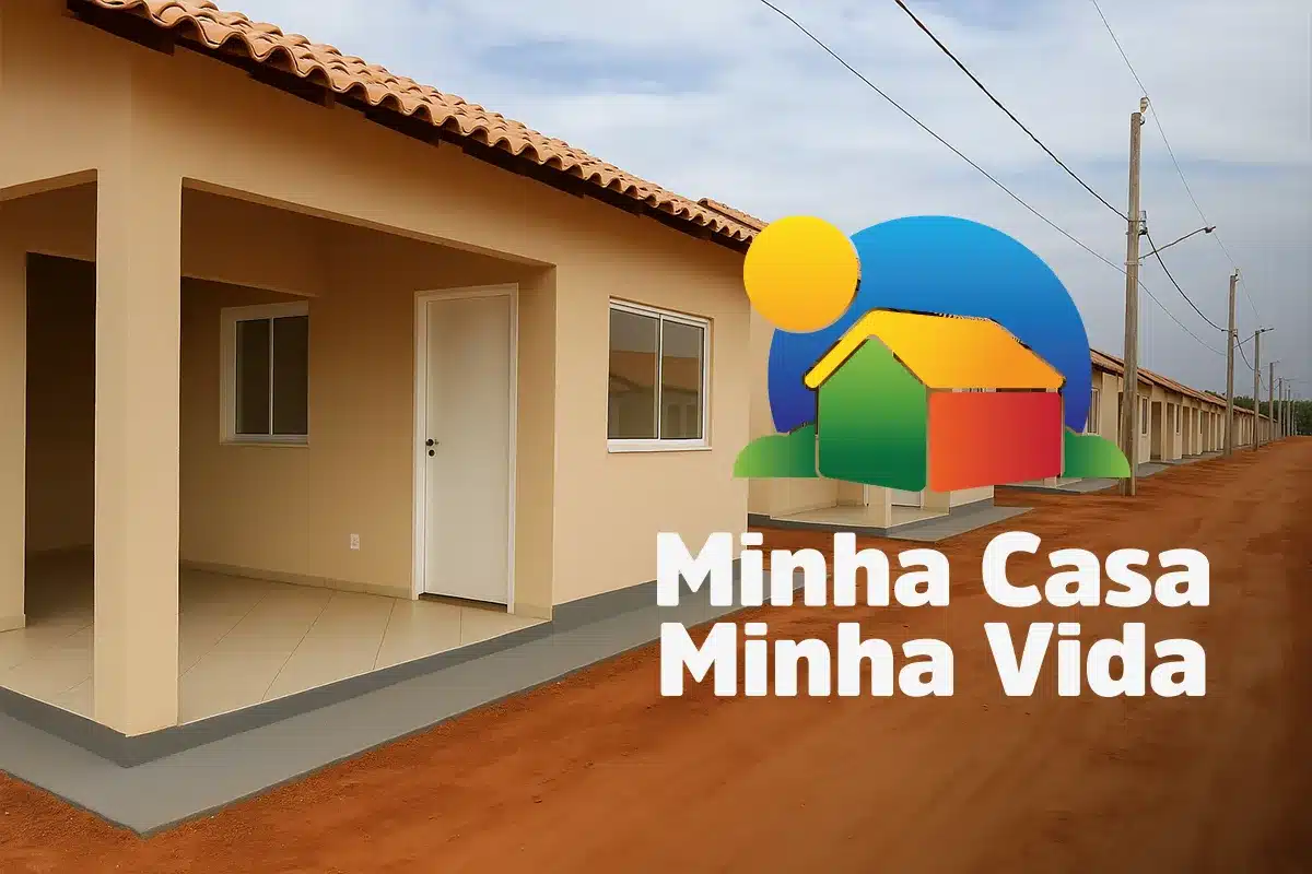 Casas térreas do programa Minha Casa Minha Vida com varanda, telhado cerâmico e logo oficial sobreposto.