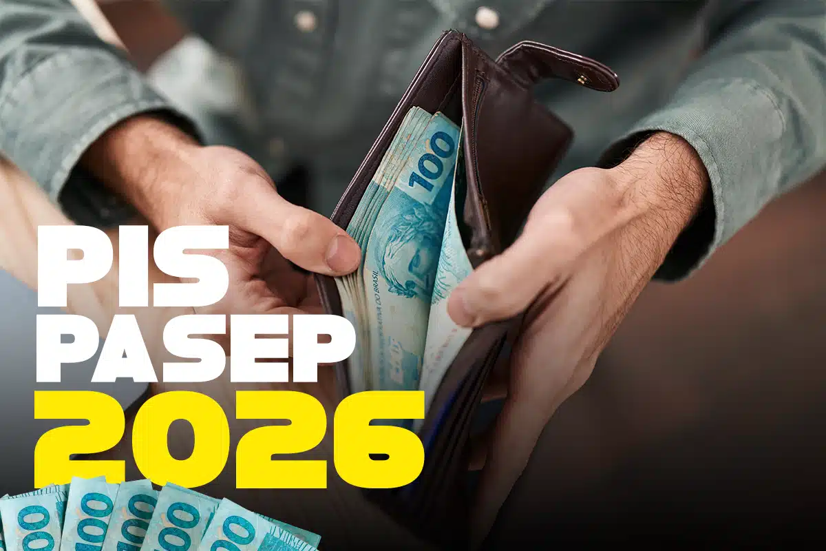 Mãos masculinas seguram carteira marrom com notas de R$ 100 e texto PIS PASEP 2026 em destaque.