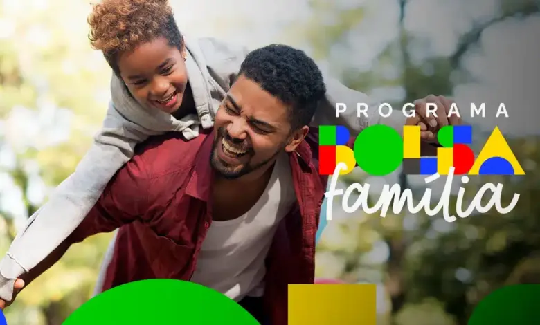 Homem negro carrega menina de cabelos cacheados nas costas sorrindo, com logotipo oficial do Programa Bolsa Família.