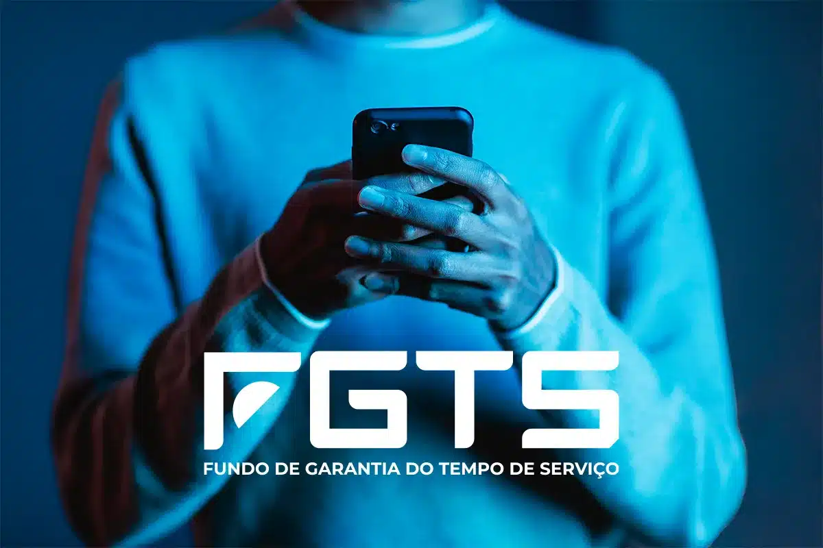 Pessoa segurando smartphone preto com iluminação azul e logo do FGTS - Fundo de Garantia do Tempo de Serviço.